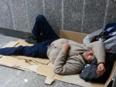 Clochard riparato in un anfratto del sottopassaggio della stazione centrale di Bari